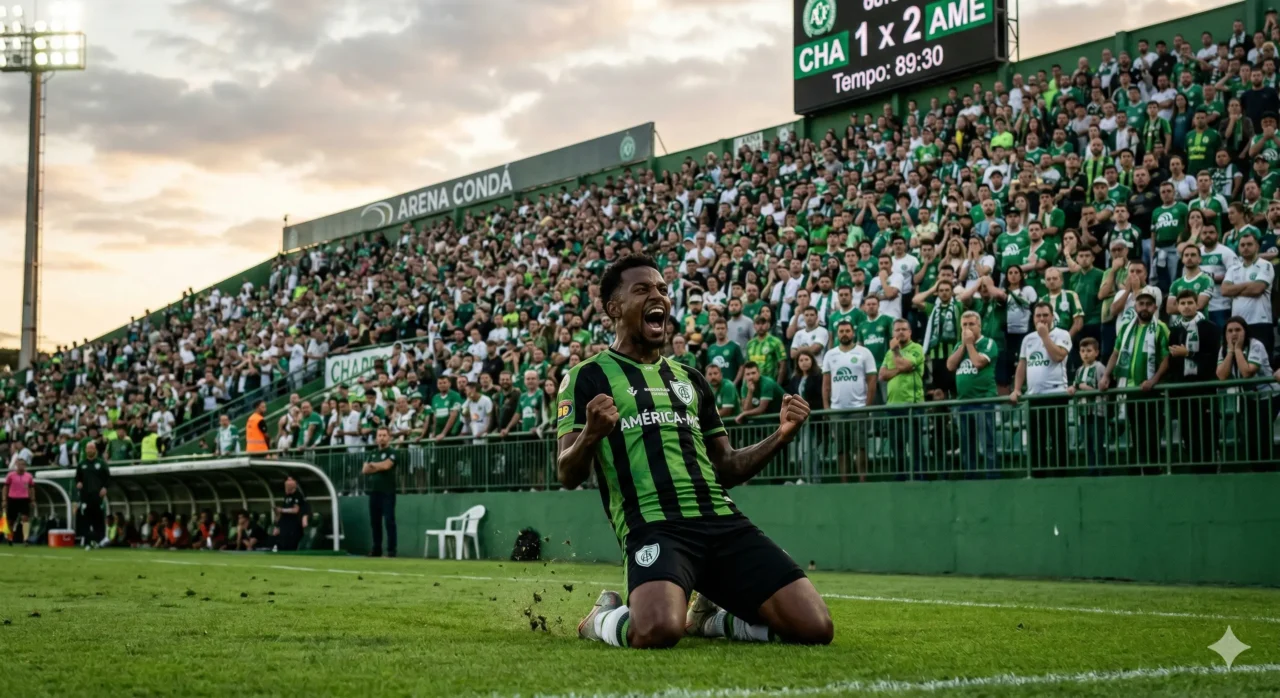 Um jogador de futebol vestindo o uniforme verde e preto do América-MG deslizando de joelhos no gramado