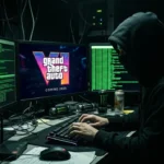 A silhueta de um hacker vestindo um moletom escuro com capuz. Ele digita rapidamente em um teclado iluminado em um quarto completamente escuro. Várias telas de computador exibem linhas de código verde brilhante refletindo no rosto dele e uma tela no centro com o logo do GTA 6. A imagem transmite tensão cibernética e perigo digital.